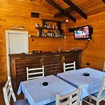 Apartament Bujtina Shpella E Plakes Cercan Librazhet