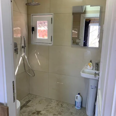 Bujtina Shpella E Plakes Cercan Librazhet