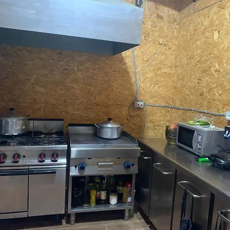 Bujtina Shpella E Plakes Cercan *