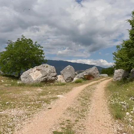 아파트 Bujtina Shpella E Plakes Cercan