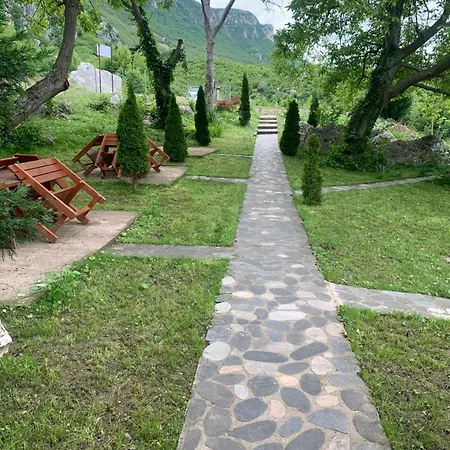 Bujtina Shpella E Plakes Cercan Librazhet