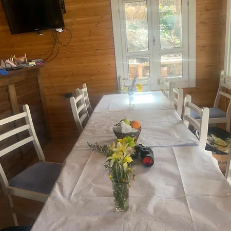 Bujtina Shpella E Plakes Cercan Librazhet