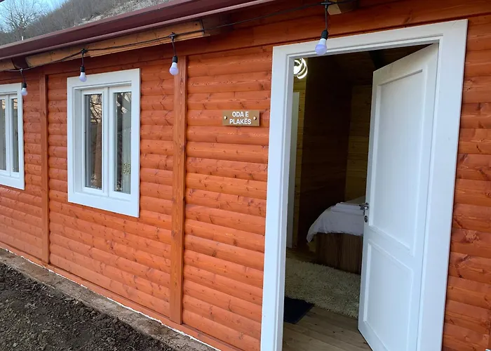 Bujtina Shpella E Plakes Cercan * Librazhet