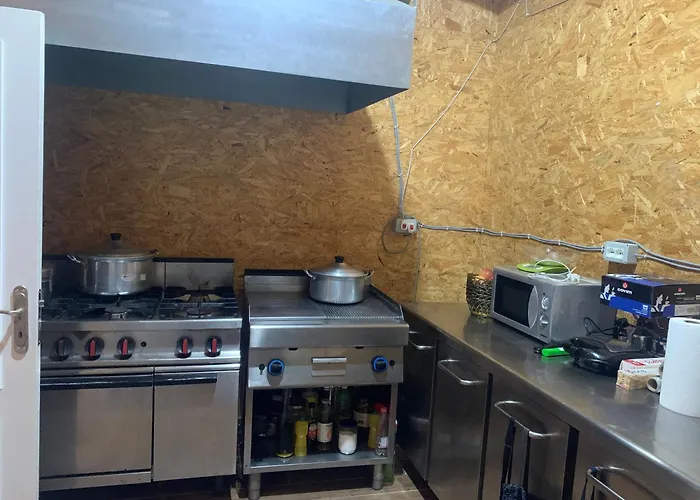 Bujtina Shpella E Plakes Cercan *