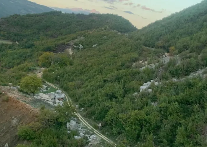 Bujtina Shpella E Plakes Cercan *