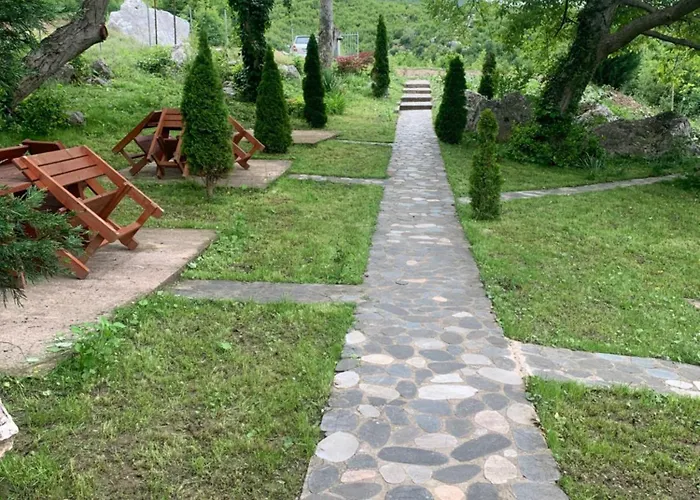 Bujtina Shpella E Plakes Cercan Librazhet