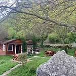 Bujtina Shpella E Plakes Cercan Librazhet