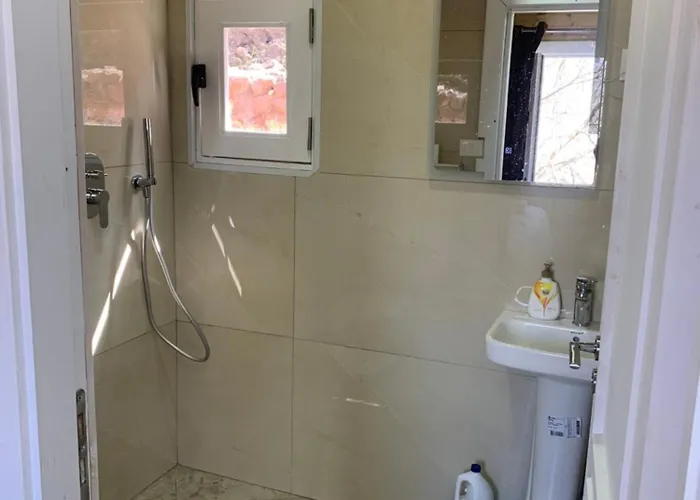 Bujtina Shpella E Plakës çerçan Librazhet